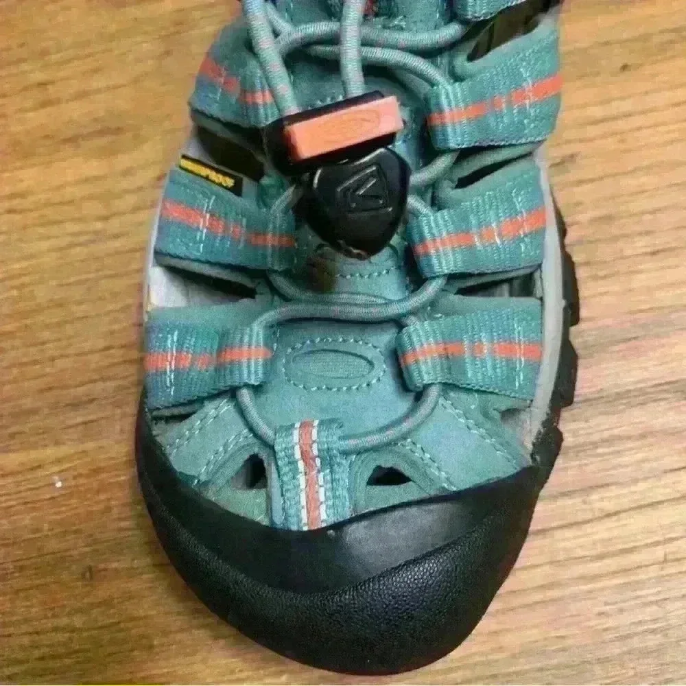 KEEN  Outdoor Youth Sport Sandal. Size 5 Aqua Blue and Orange.